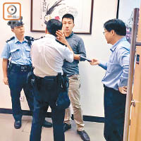 數名警員於傍晚接報到場，抄下許智峯的身份證及取去相關證物。