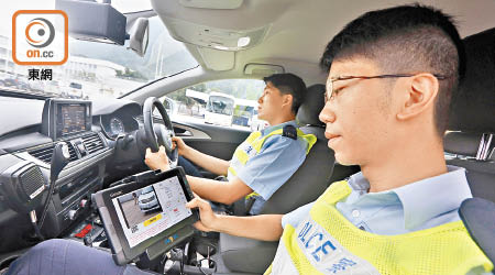 警車司機位前方置有拍攝鏡頭，當識別到問題車輛時，系統會發出語音提示。（何天成攝）
