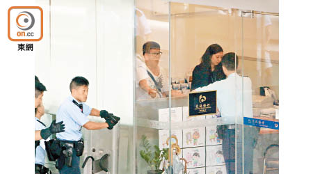 上訴人劉偉強（白衣戴眼鏡者）當日在銀行內曾與警方對峙。