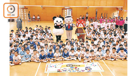 海洋公園吉祥物與學童互動。（黃偉邦攝）