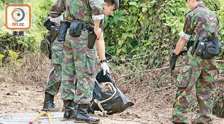 警員將捕獸器檢走。（林耀康攝）