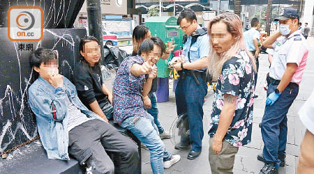 蘭桂坊<br>警方截獲五名涉案男子調查。（李國健攝）