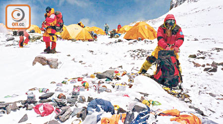 西藏去年清理珠峰保護區海拔五千二百米以上的垃圾達八點四噸。