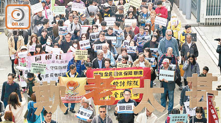 政府收緊申領長者綜援門檻惹狠批，多個團體遊行反對。