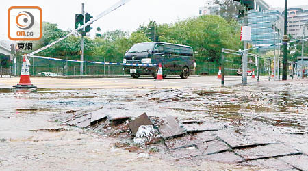 行人路地底水管爆裂。（吳建明攝）