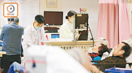 本港公立醫院急症室長期逼爆，前線醫護壓力急增。