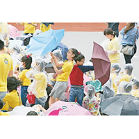 昨日因突然天色大變兼橫風橫雨，而取消千人大合照。