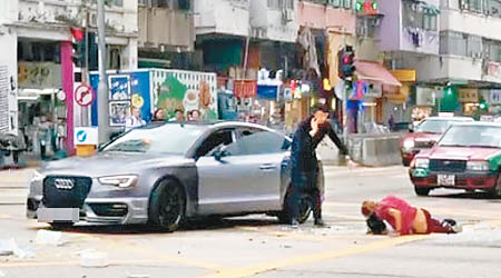 跑車司機勸止傷者勿爬起身。（互聯網圖片）