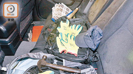 九龍城<br>警員在車內檢獲斧頭、鐵筆等。（梁頴福攝）
