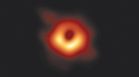 天文學家早前發表人類首張黑洞相片。