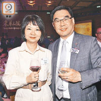 執行總監蘇祐安（右）同前總理馮少雲（左）傾得好開心。