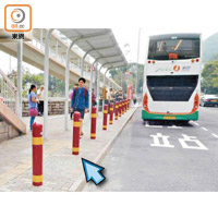 香港仔海傍道一個巴士站現安裝了十一支新型減能護柱（箭嘴示）作測試。