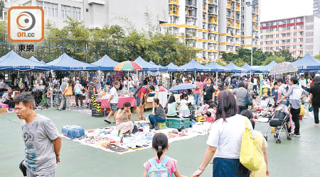 石硤尾復活節墟市吸引逾百名市民入場。（吳艶玲攝）