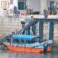 涉事遊艇被拖返水警基地。