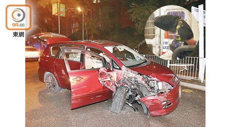 七人車嚴重損毀，司機（圓圖）涉三宗罪被捕。（李國健攝）