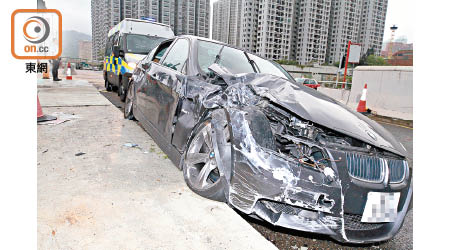 私家車與貨車在鄉事會路相撞後再剷上石壆，嚴重毀爛。（胡德威攝）