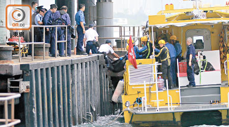 死者遺體由消防船運往岸邊。（張開裕攝）