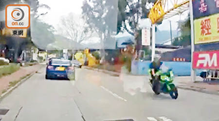 網上流傳事發前有綠色電單車在錦田公路飛馳。