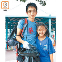 趙先生（左）希望透過活動讓女兒親身體驗垃圾禍害及珍惜環境。（何量鈞攝）