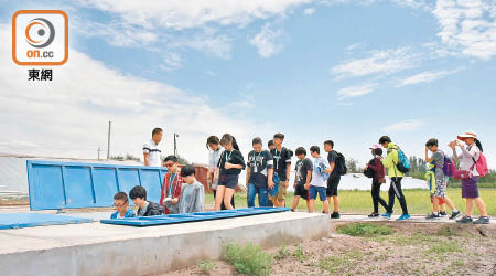 大教育平台安排學生到甘肅大豆試驗田實地考察。（受訪者提供）