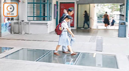 PMQ元創方：有穿裙的女學生經過玻璃地板，毫不察覺有走光危機。
