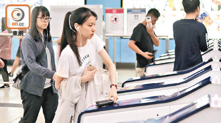 港鐵將「八達通車費折扣優惠」加碼至四十個月，變相「凍結」八達通車費至明年四月初。