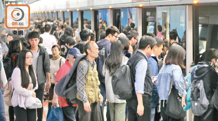 港鐵日前宣布將延長八達通乘客車票優惠至明年四月初，隨後才會加價百分之三點三。