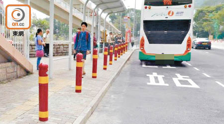 運輸署已在香港仔海傍道近田灣海傍道的現有巴士站安裝了十一支「減能護柱」。