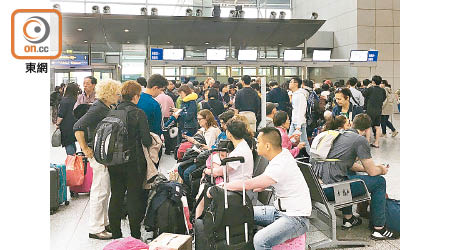 大批旅客在機場等候。（讀者提供）