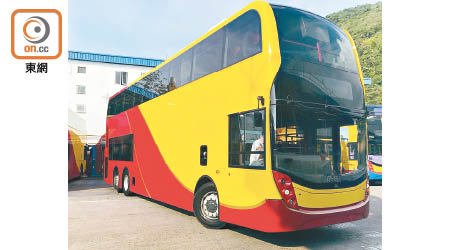 首輛配備電子穩定控制系統、車速限制減速及全車安全帶的新巴士昨抵港。