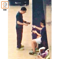 深水埗北河街體育館<br>參加者（右）付錢給一名相信是場主的中年男子（左）。