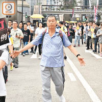 黎智英伸手動作多多，儼如遊行總指揮。（郭詠欣攝）