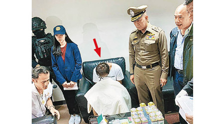 身穿白衣的台灣籍疑犯被捕（箭嘴示）。（互聯網圖片）