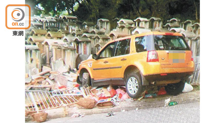 私家車失控衝入墓園，撞冧多個墓碑。（讀者提供）