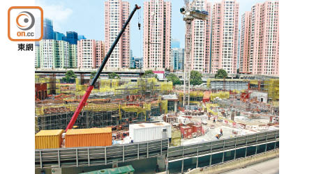 預計明年落成的東九龍文化中心被驗出結構柱的螺絲帽和鋼筋不合格。（梁志雄攝）