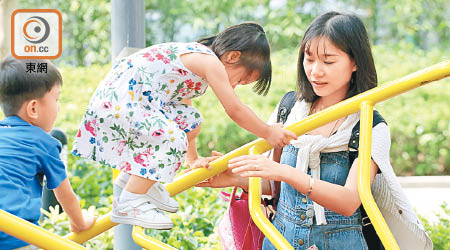 社會着重競爭比併，令不少家長對子女學習過度要求或規劃。