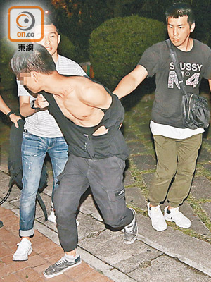 疑犯上衣被扯爛。（文健雄攝）