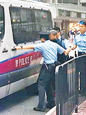 一名南亞漢被帶上警車。（互聯網圖片）
