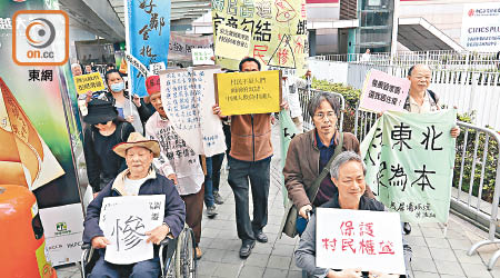 多個受影響團體、村民到立法會外請願，要求議員否決新界東北發展項目撥款。（胡家豪攝）