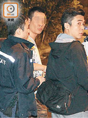 案中男子（左二）涉嫌誤導警務人員被捕。（胡德威攝）