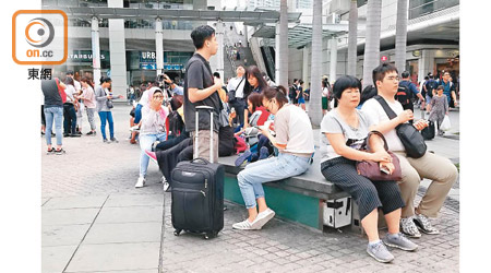 過去擠在東涌商場的內地旅客人潮已在這個五一假期時紓緩。