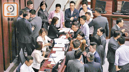 立法會內會特別會議多番出現混亂，泛民議員離席並包圍主席台。（胡家豪攝）