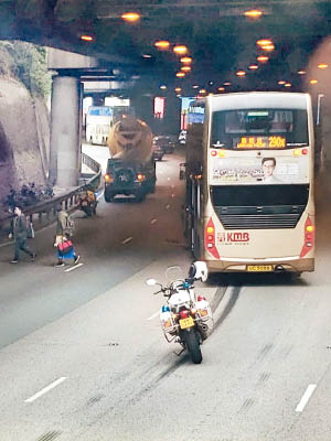 九巴疑收掣不及撞向田螺車，留下煞車痕。（互聯網圖片）