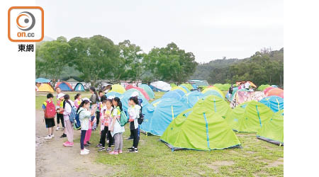 五一假期首日，灣仔南營地已有逾百個營。（甘偉倫攝）