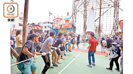 長洲島上已充滿太平清醮氣氛，昨舉行「拉包山架」習俗。（袁志豪攝）