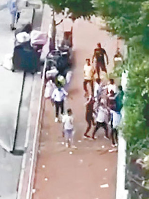 多名南亞漢在街頭追逐混戰。（互聯網圖片）