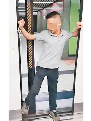 操內地口音的躁男多次阻礙港鐵車門關閉。（互聯網圖片）