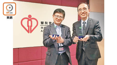李啟明（右）及何曉輝去年獲頒發申訴專員嘉許獎公職人員獎，表揚他們積極處理投訴，改善公共行政。（施文雯攝）