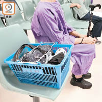聯合醫院推不易暴露身體的檢查服款式，為病人提供衣物籃放隨身物。（受訪者提供）