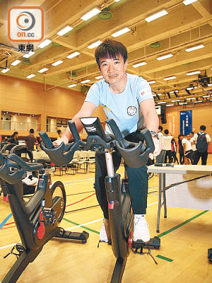 雖然黃金寶退役幾年，但一騎上單車「車神」就返晒嚟。（溫國佳攝）